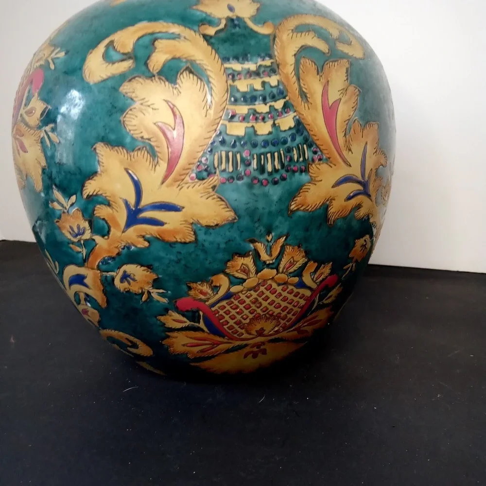 Medium  Round Porcelain vase Green In Color Floral‎ Pattern